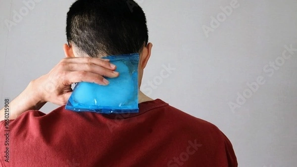 Obraz 身体を保冷剤で冷やす人物の後ろ姿