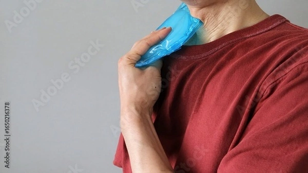 Obraz 身体を保冷剤で冷やす人物