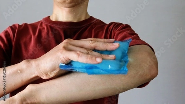 Obraz 身体を保冷剤で冷やす人物