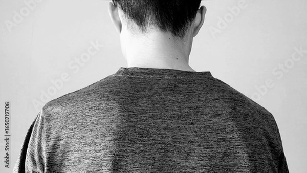 Obraz 落ち込む日本人男性の後ろ姿をイメージ