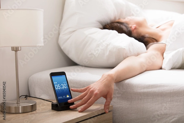 Obraz Kobieta Wyłącza Alarm