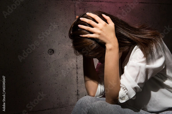 Fototapeta 頭を抱える女性