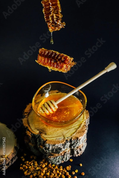 Obraz honeycombs over a saucer