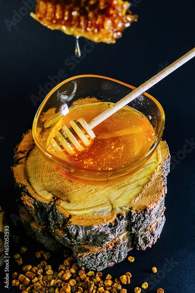 Obraz honeycombs over a saucer