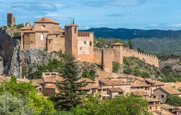 Fototapeta Vue panoramique de la citadelle et collégiale romane ainsi que du village d'Alquézar, Aragon, Espagne