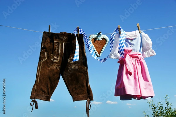 Fototapeta Fair, Oktoberfest, Volksfest, Dirndl und Lederhose hängen an Wäscheleine, Textraum, Copyspace