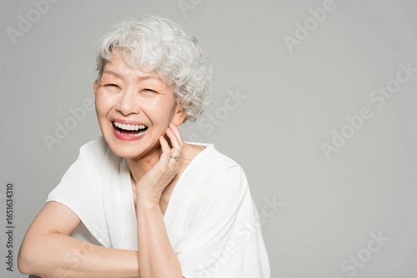 Obraz グレーヘアの笑顔の日本人女性