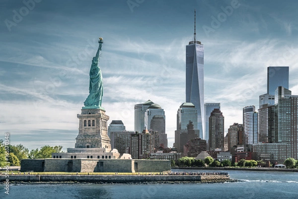 Fototapeta Statua Wolności na tle One World Trade Center, zabytki Nowego Jorku, USA