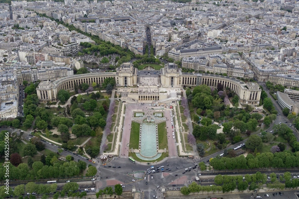 Fototapeta View of Jardins du Trocadéro (Gardens of the Trocadero) from the Eiffel Tower