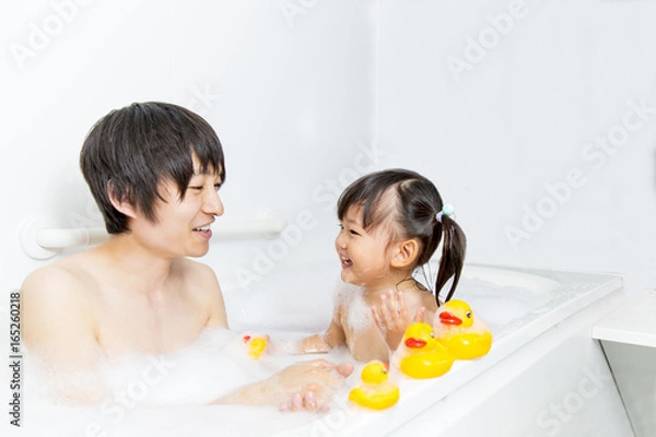 Fototapeta お父さんと一緒にお風呂に入る幼い女の子
