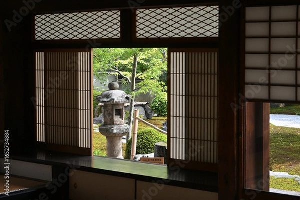Fototapeta 京都市妙満寺の雪見窓から雪の庭を眺める