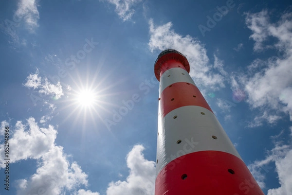 Fototapeta Leuchtturm Westerheversand in Nahaufnahme von unten
