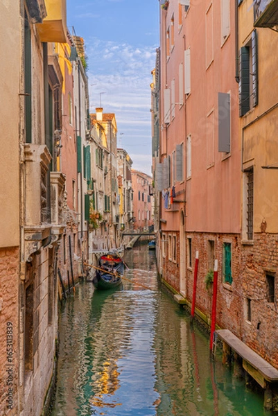 Fototapeta Narrow Venetian canals between historic houses