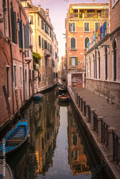 Fototapeta Narrow Venetian canals with colorful historic buildings and gondolas
