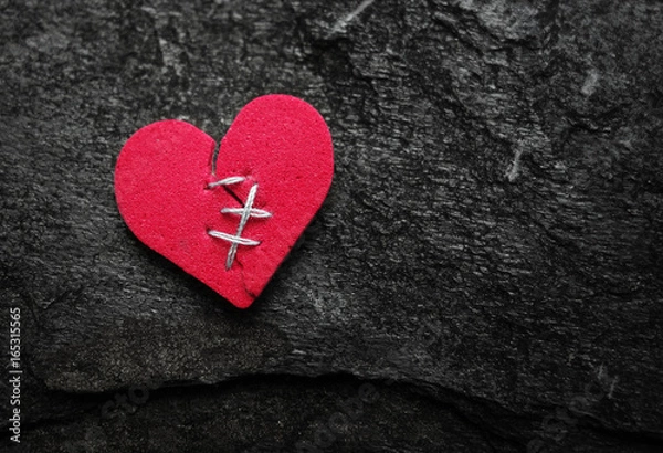 Obraz zszyte czerwone serce