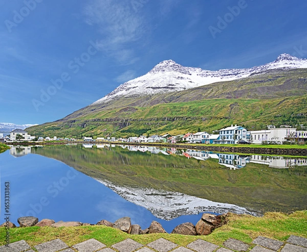 Obraz Beautiful Icelandic fjord and village of Seydisfjordur on a sunny day.