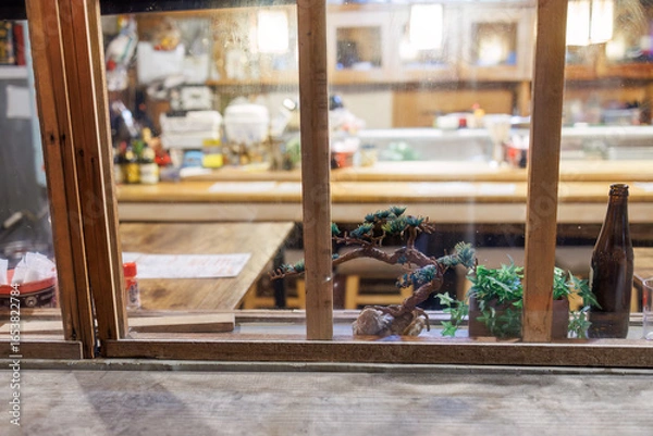 Obraz 雰囲気のある沖縄料理店。
なんと全品300円均一だった。
しかしどれも手が込んでいて、物凄く美味しい。
深夜の沖縄最大の歓楽街で晩酌をする。
沖縄県那覇市松山地区-2025/6/26
