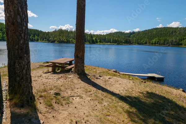 Obraz Der Fløyta ist ein See in der Nähe von Eidsvoll, Akershus etwas östlich vom Mjøsa See. Das Gewässer liegt am St. Olavsweg, Gudbrandsdalsleden der Pilgerweg von Oslo nach Trondheim.