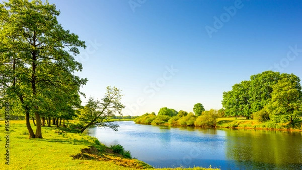 Obraz Sommerliche Landschaft mit Wiesen und Fluss