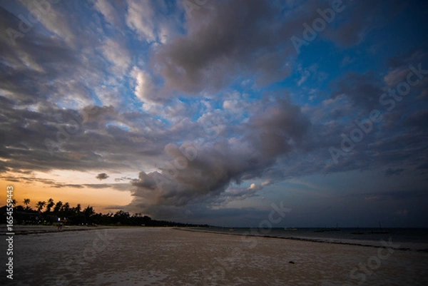 Fototapeta Dramatic Cloudy Sunset Over Diani Beach, Kenya