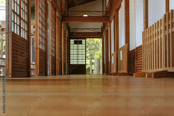 Obraz 静かな木造廊下に差し込む柔らかな光