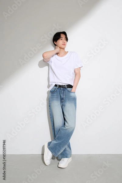 Obraz 明るい背景にアジアの若い男性のポートレート