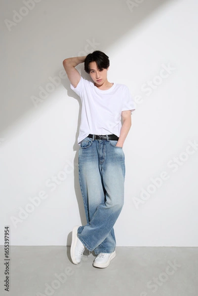 Fototapeta 明るい背景にアジアの若い男性のポートレート