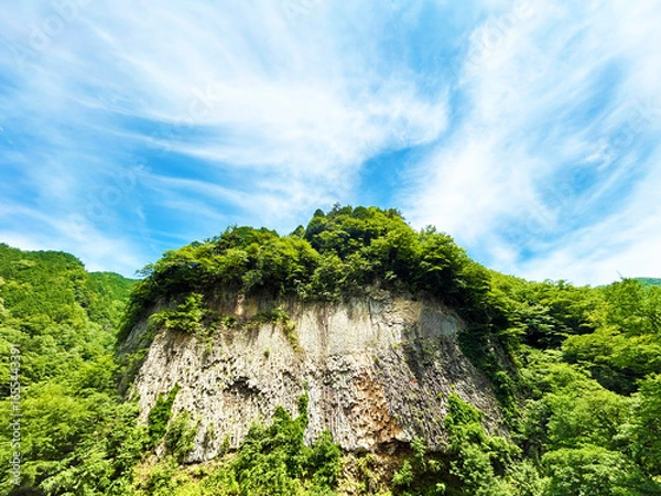 Fototapeta がんだて公園の巨大な岩壁と穏やかな空模様