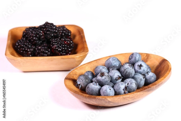 Obraz 器に盛ったブルーベリーとブラックベリー