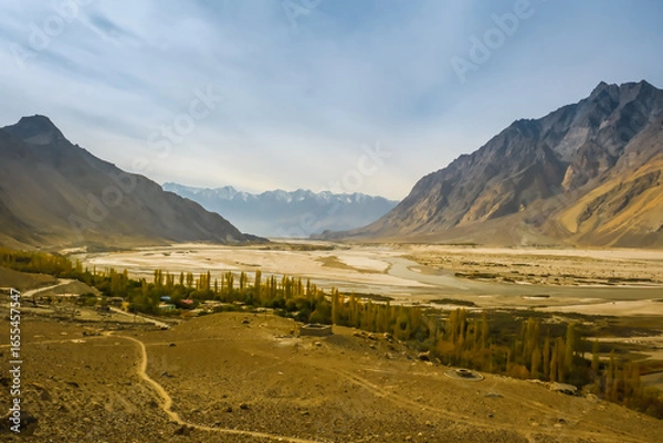 Fototapeta Viewport of Indus River flowing through Karakoram Gorge near Skardu, Gilgit-Baltistan, Pakistan.