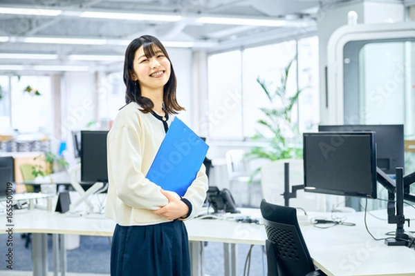 Obraz オフィスでファイルを持つ女性　ビジネスウーマン　派遣社員