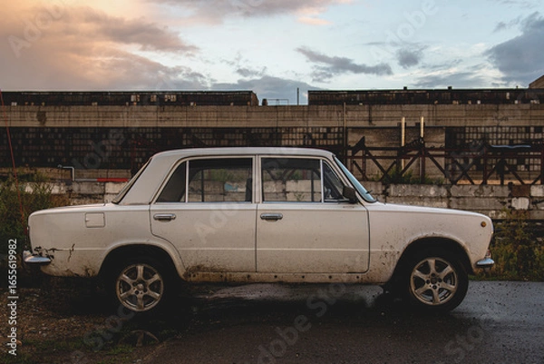 Obraz old car in the desert