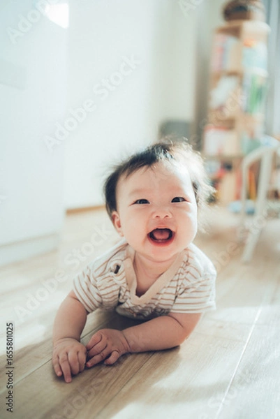 Obraz 部屋でうつ伏せの赤ちゃん