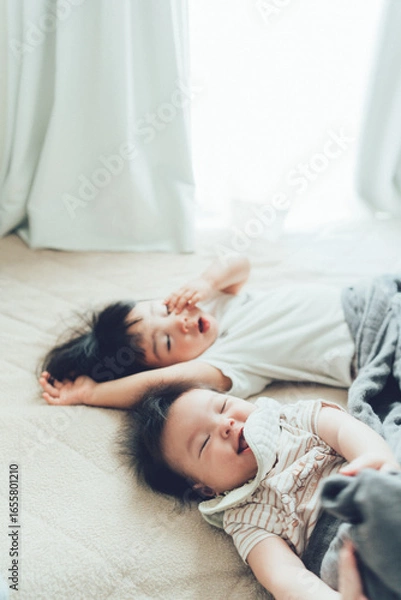 Obraz ベッドに寝転がる小さな姉妹