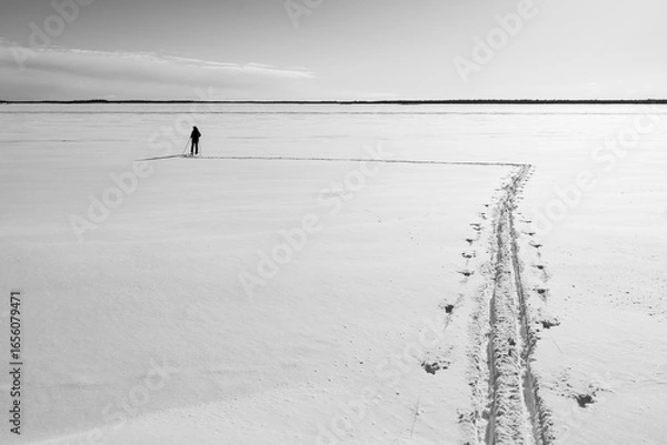 Obraz einsamer Skifahrer auf einer großen weiten Schneefläche