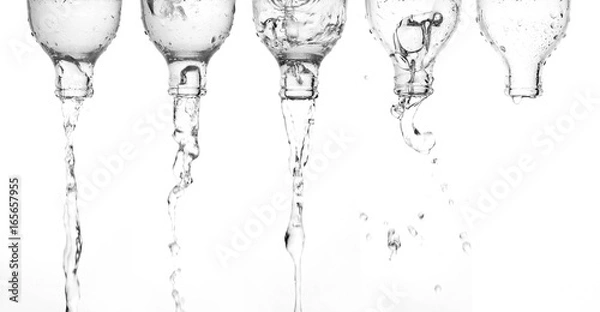 Obraz Wylewanie wody z butelki szklane na białym tle.