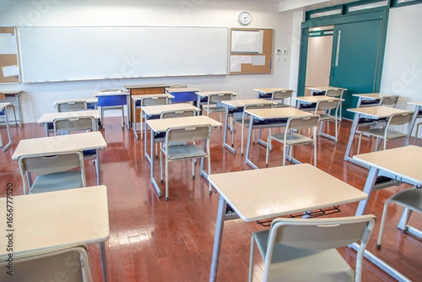 Fototapeta 無人の教室の後方から見た机と椅子、学校、教室のイメージ