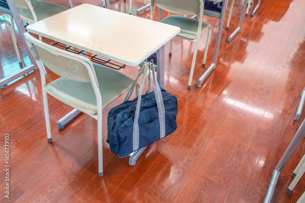 Fototapeta スクールバックの掛った教室にある机と椅子の後方からのクローズアップ、学校イメージ