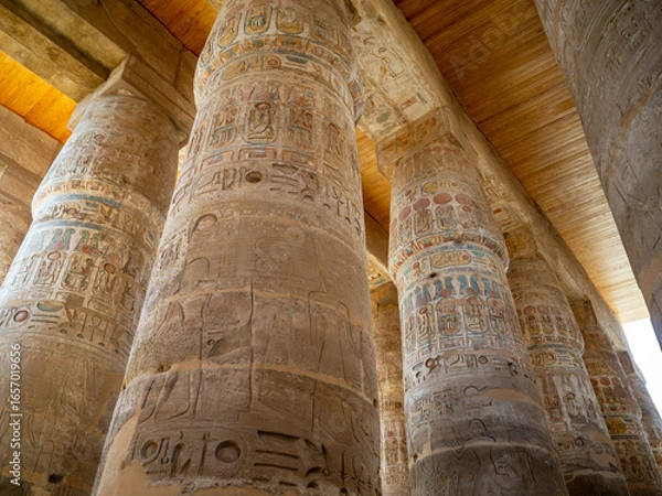 Obraz The Great Hypostyle Hall of Karnak Temple, showcasing rows of massive columns intricately decorated with hieroglyphs and reliefs