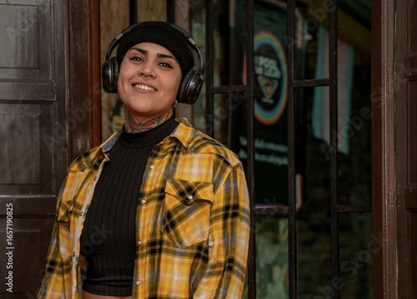 Fototapeta portrait of a woman in a hat looking at camera