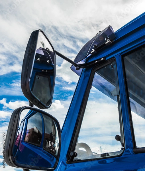 Fototapeta Зеркало грузовика и облачное небо