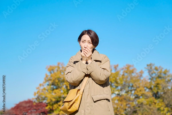 Fototapeta 外で凍えるミドルエイジの女性