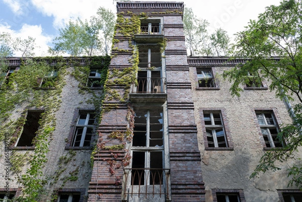 Obraz Abandoned Beelitz Sanatorium – Fascinating Architecture and Lost Place Tourism