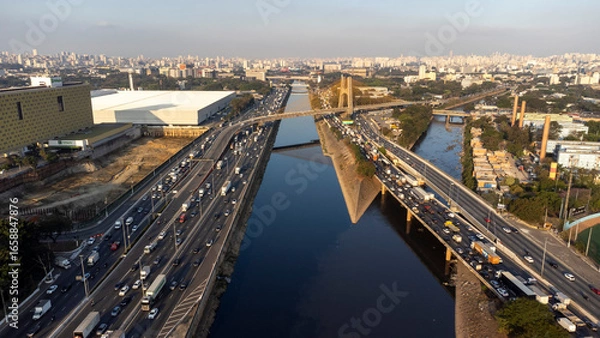Obraz Sao Paulo, Brazil, August 18, 2025:
Late Monday on the Marginal Tiete highway, rush hour, heavy traffic, and hot weather.