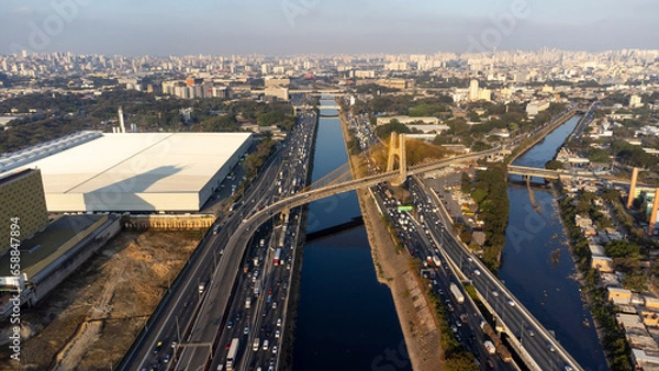 Obraz Sao Paulo, Brazil, August 18, 2025:
Late Monday on the Marginal Tiete highway, rush hour, heavy traffic, and hot weather.