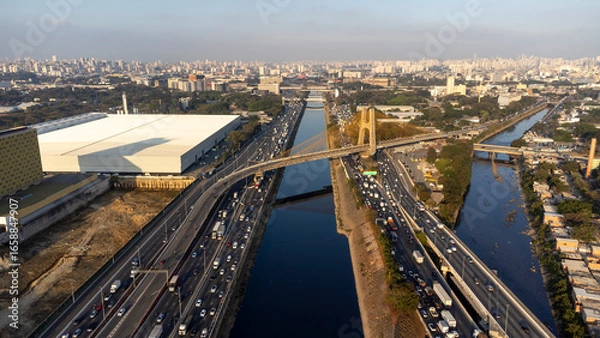 Obraz Sao Paulo, Brazil, August 18, 2025:
Late Monday on the Marginal Tiete highway, rush hour, heavy traffic, and hot weather.