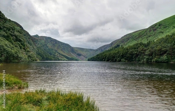 Obraz Glendalough dans le parc national des Wicklow Mountains en Irlande