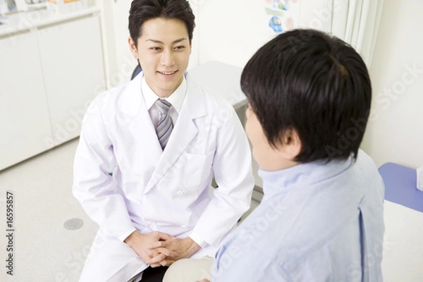 Fototapeta 男性患者を診察する医者