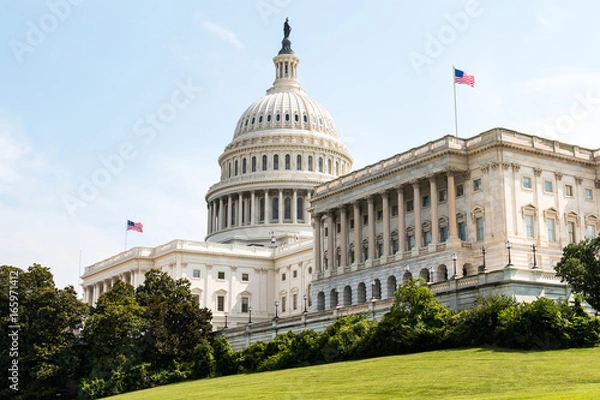 Obraz Widok z boku na budynek Kapitolu Stanów Zjednoczonych, siedzibę Kongresu, położony na szczycie wzgórza Capitol na wschodnim krańcu National Mall w Waszyngtonie.