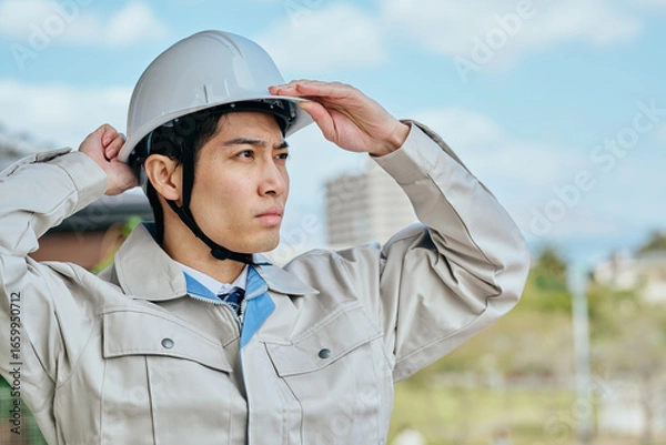 Fototapeta ヘルメットをかぶる作業服姿の男性